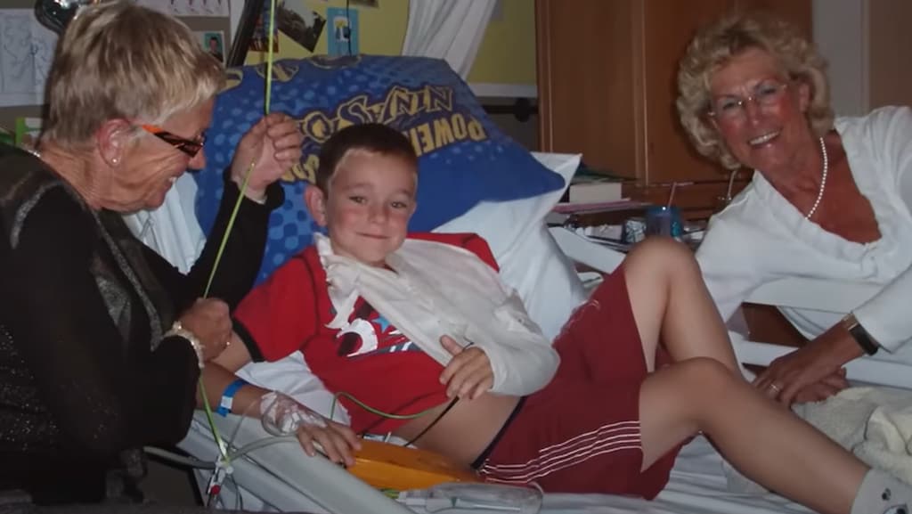 De 9-jarige Don met gebroken arm in het ziekenhuis, toen zijn hartaandoening aan het licht kwam.